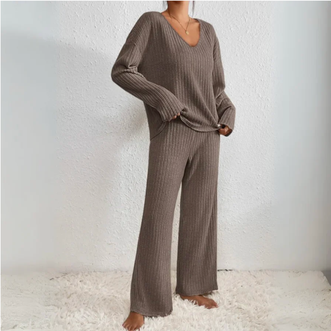 Vivienne – Dvoudílný set s rovnými kalhotami a topem s výstřihem do V